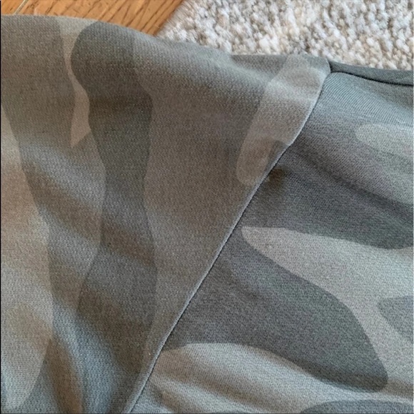 💕HP💕Splendid camo pullover shirt - Picture 8 of 10